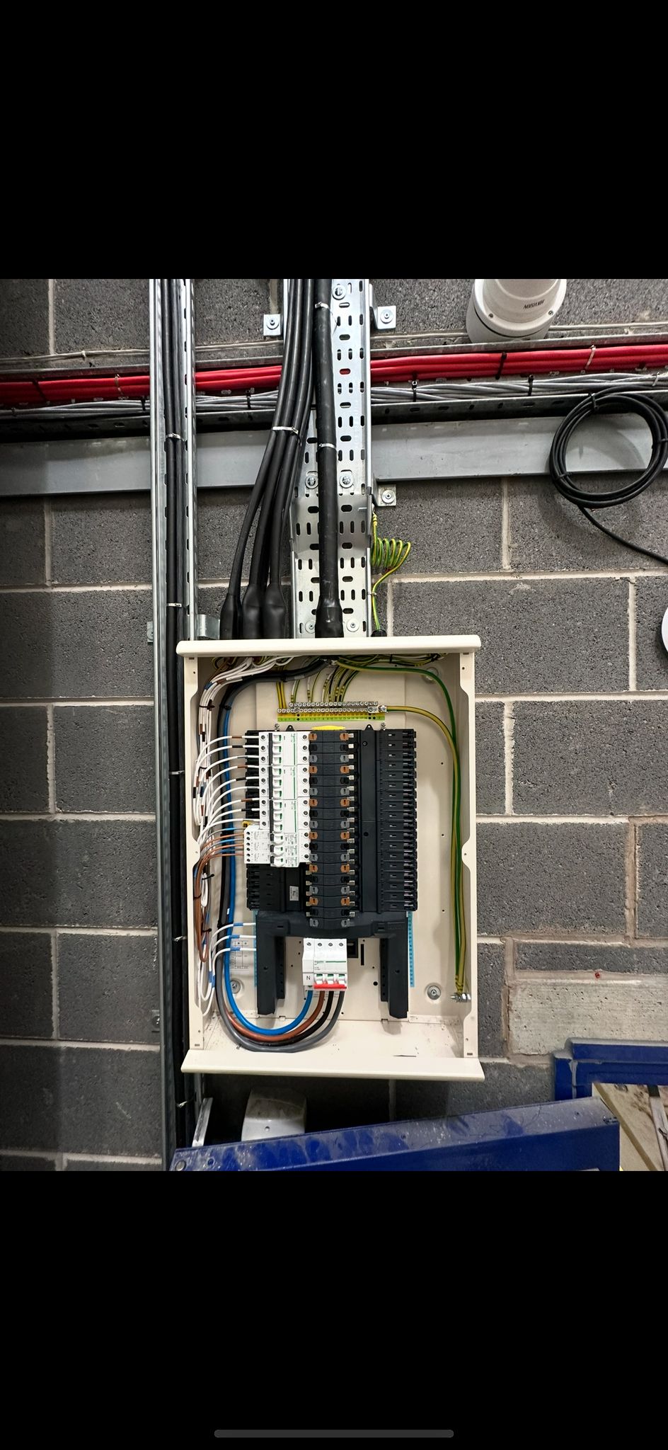 Industrial electrical containment installation